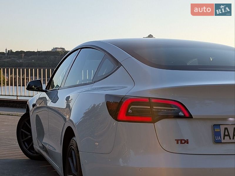 Седан Tesla Model 3 2022 в Киеве