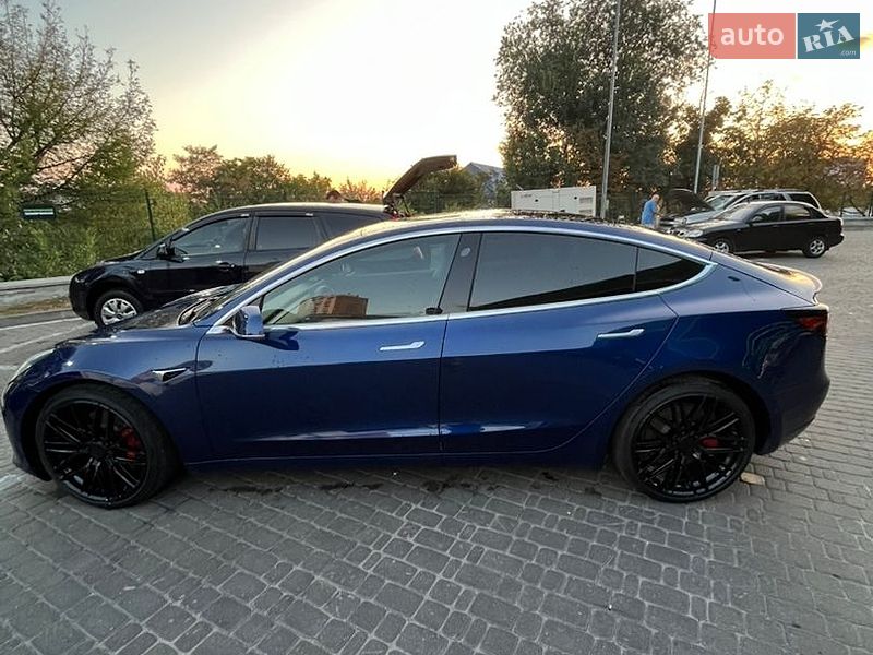 Седан Tesla Model 3 2020 в Києві