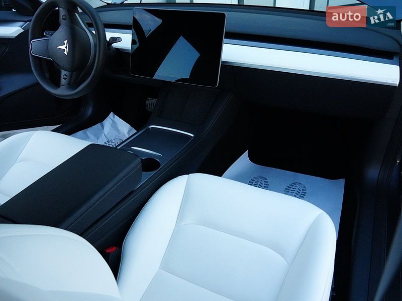 Седан Tesla Model 3 2024 в Дрогобичі