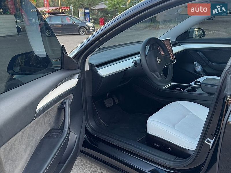 Седан Tesla Model 3 2021 в Киеве
