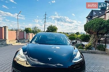 Седан Tesla Model 3 2019 в Черновцах