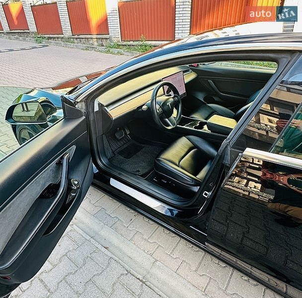 Седан Tesla Model 3 2019 в Черновцах