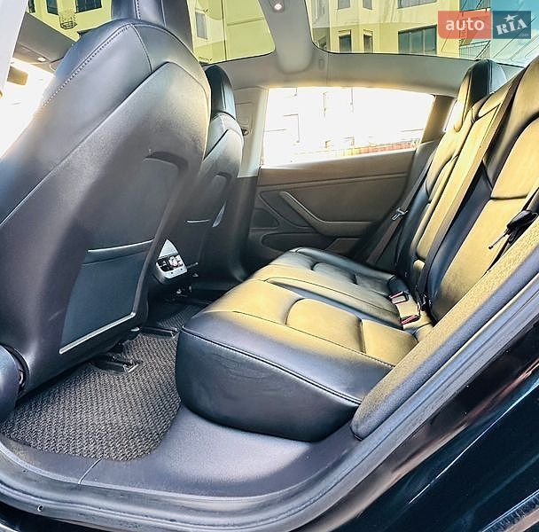 Седан Tesla Model 3 2019 в Черновцах