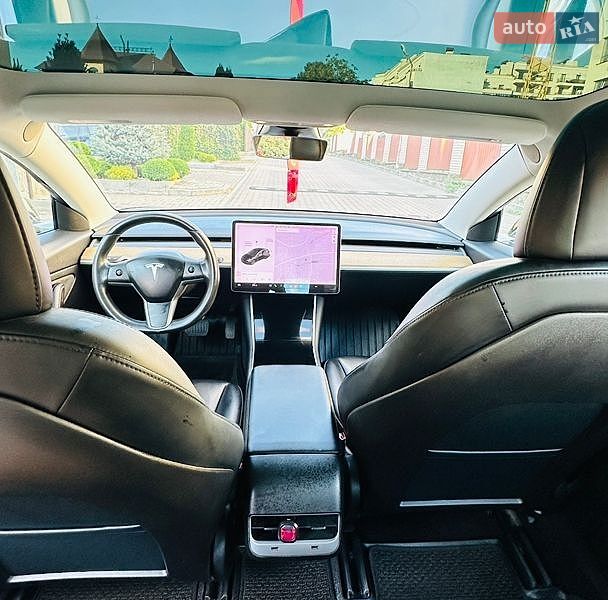 Седан Tesla Model 3 2019 в Черновцах