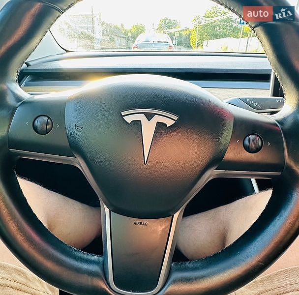 Седан Tesla Model 3 2019 в Черновцах
