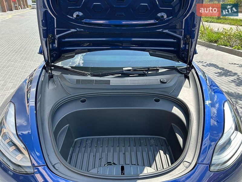 Седан Tesla Model 3 2022 в Мукачево