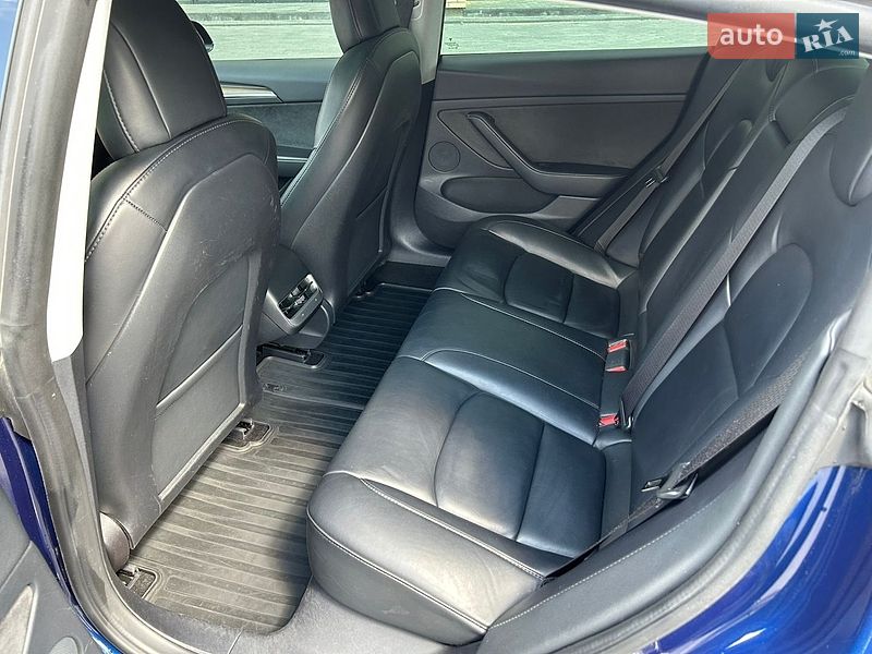 Седан Tesla Model 3 2022 в Мукачево