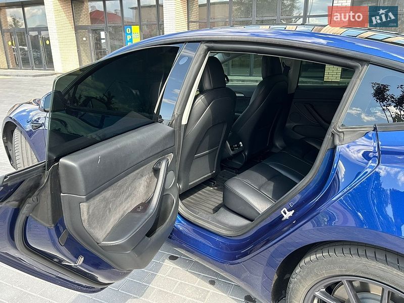 Седан Tesla Model 3 2022 в Мукачево