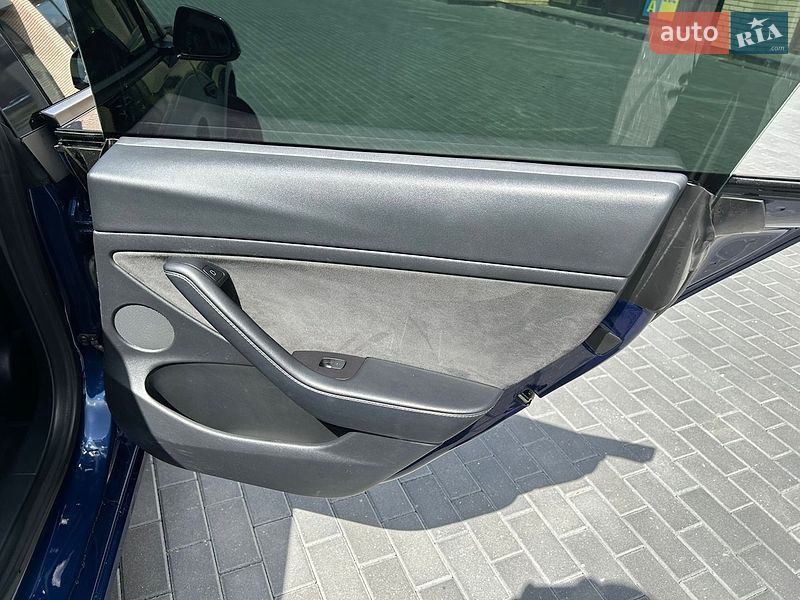 Седан Tesla Model 3 2022 в Мукачево