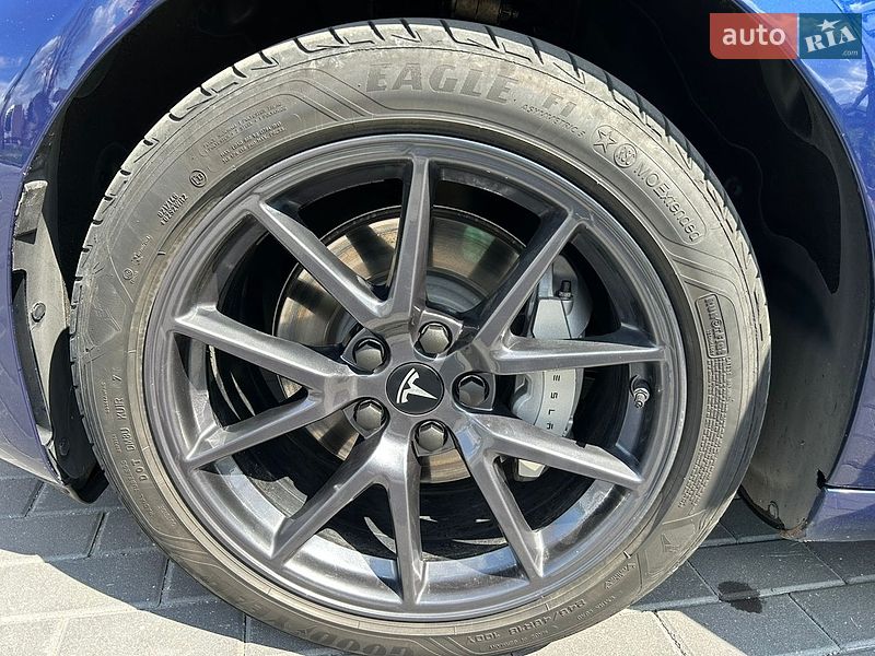 Седан Tesla Model 3 2022 в Мукачево