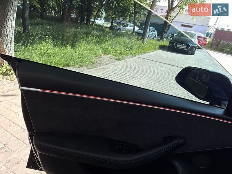 Седан Tesla Model 3 2024 в Черкасах
