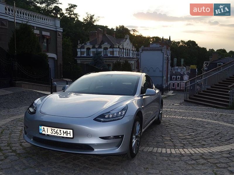 Седан Tesla Model 3 2018 в Львове