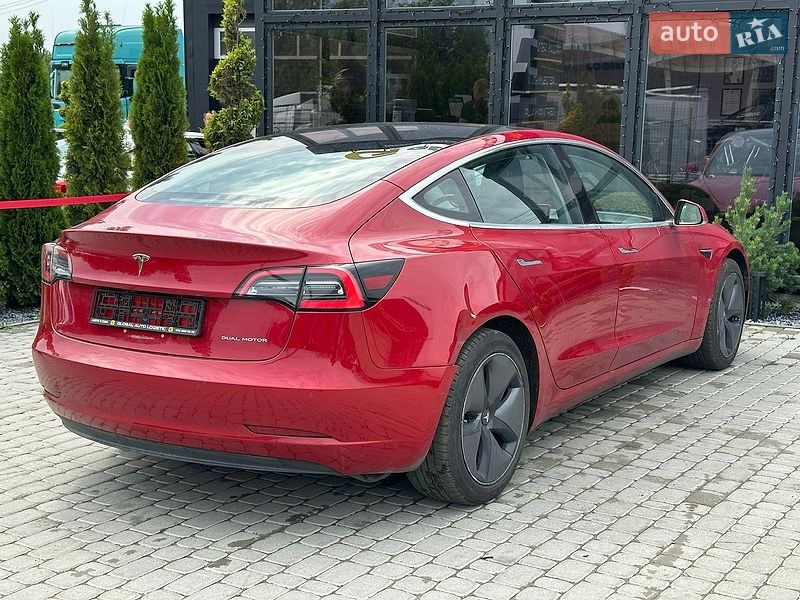 Седан Tesla Model 3 2018 в Львове