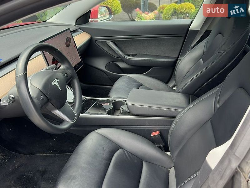 Седан Tesla Model 3 2018 в Львове