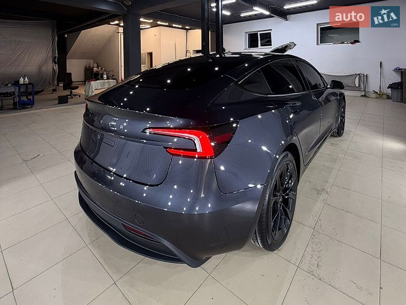 Седан Tesla Model 3 2024 в Коломиї