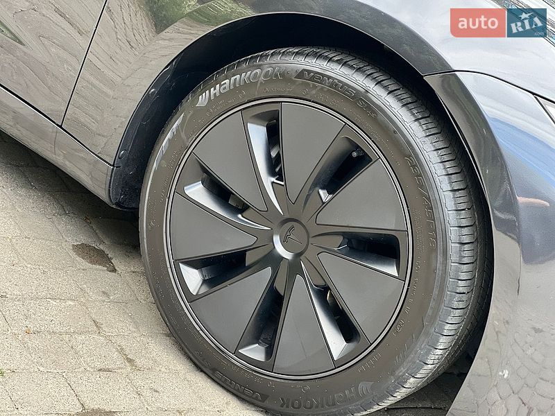 Седан Tesla Model 3 2025 в Самборі