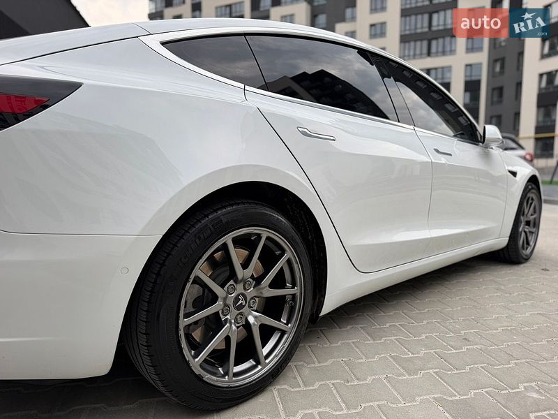 Седан Tesla Model 3 2018 в Тернополе