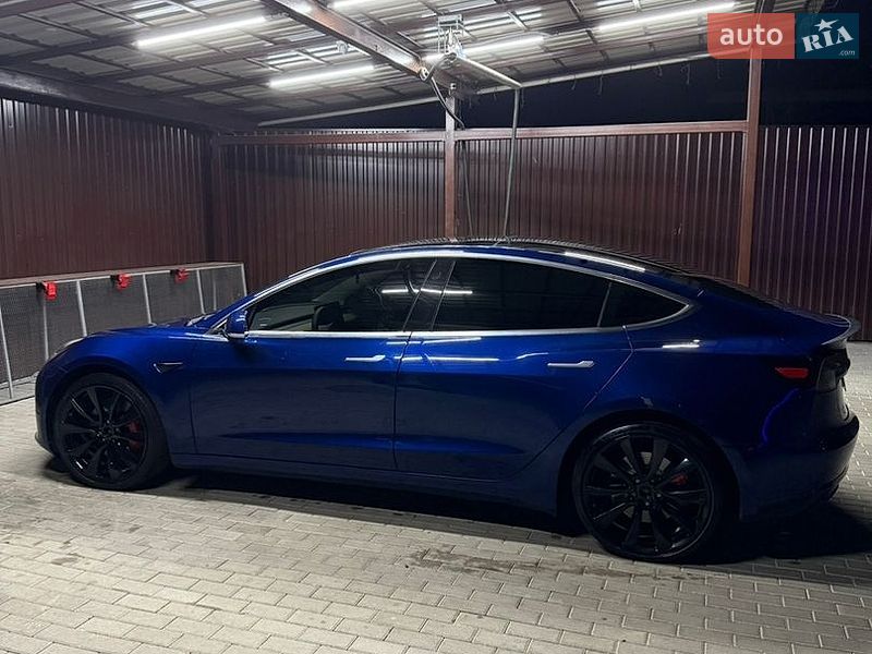 Седан Tesla Model 3 2019 в Львові