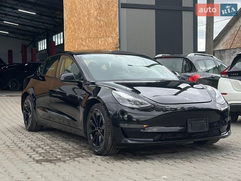 Седан Tesla Model 3 2022 в Самборе