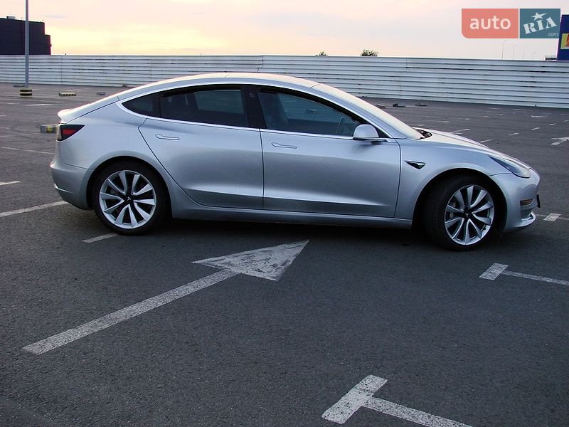 Седан Tesla Model 3 2018 в Львове