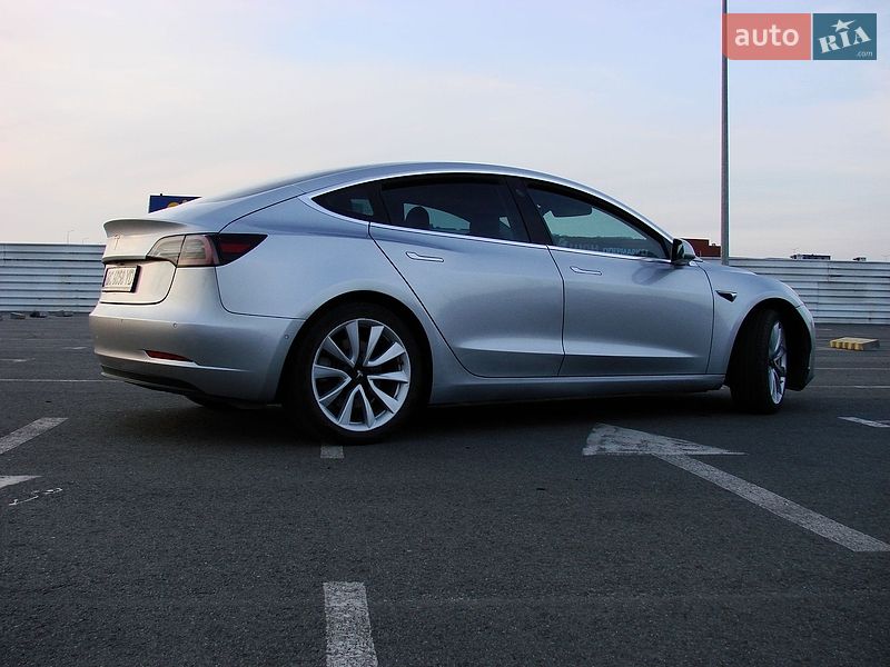 Седан Tesla Model 3 2018 в Львове