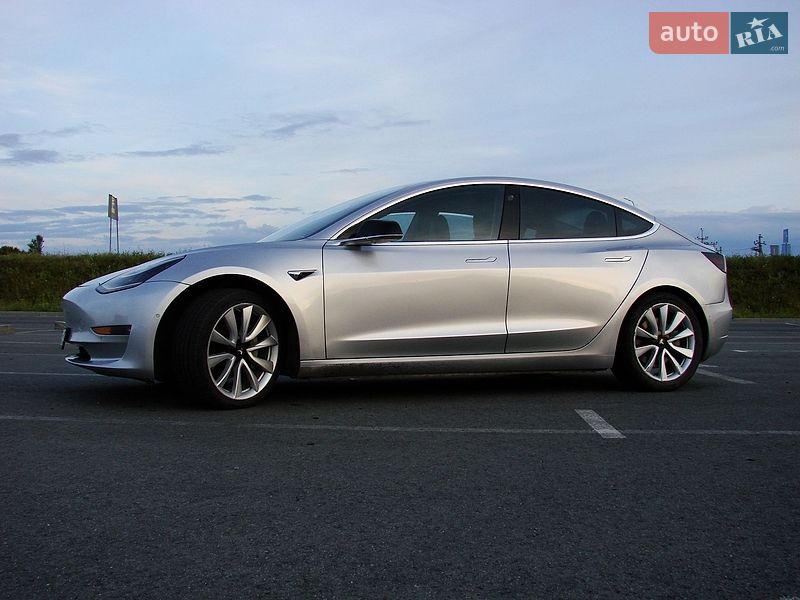 Седан Tesla Model 3 2018 в Львове