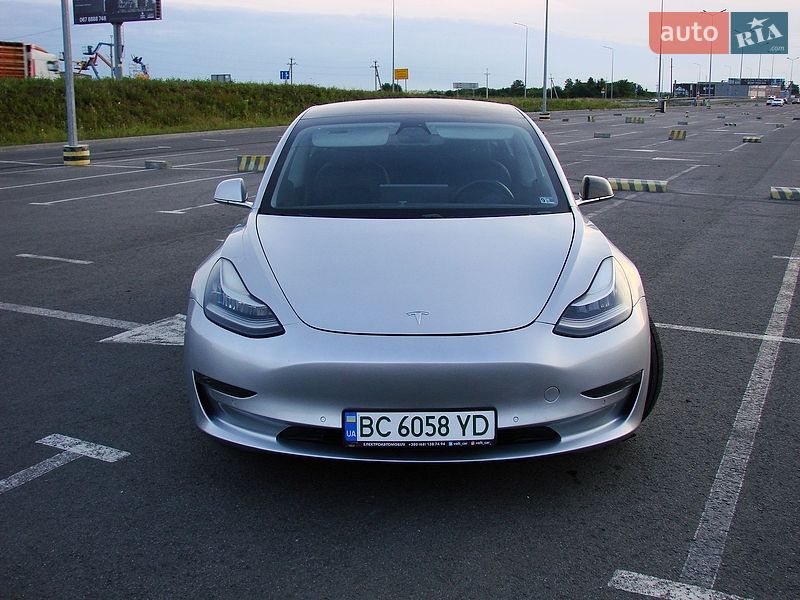 Седан Tesla Model 3 2018 в Львове