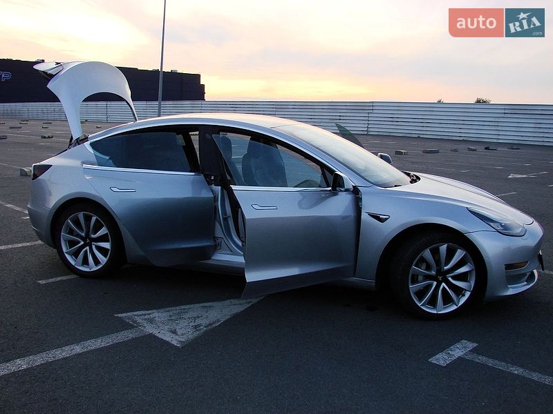Седан Tesla Model 3 2018 в Львове
