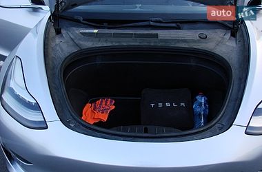 Седан Tesla Model 3 2018 в Львове