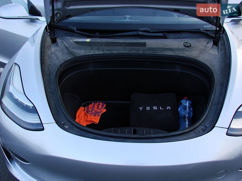 Седан Tesla Model 3 2018 в Львове