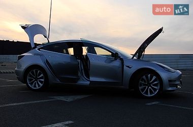Седан Tesla Model 3 2018 в Львове