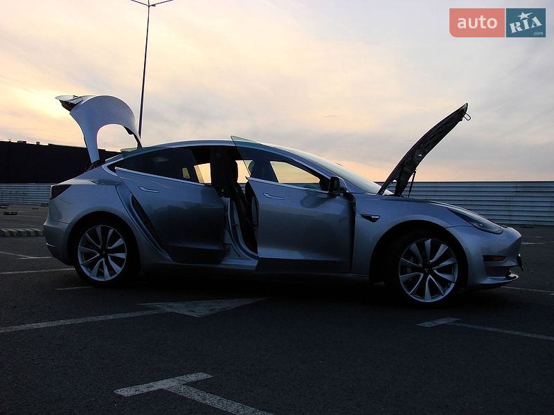 Седан Tesla Model 3 2018 в Львове