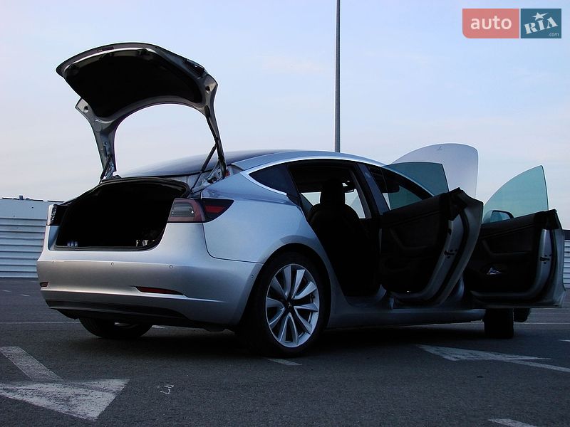 Седан Tesla Model 3 2018 в Львове
