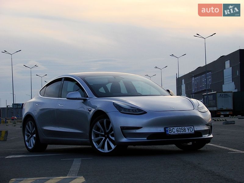 Седан Tesla Model 3 2018 в Львове