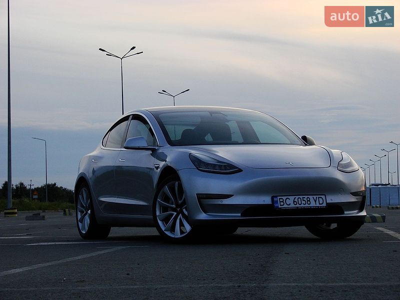 Седан Tesla Model 3 2018 в Львове