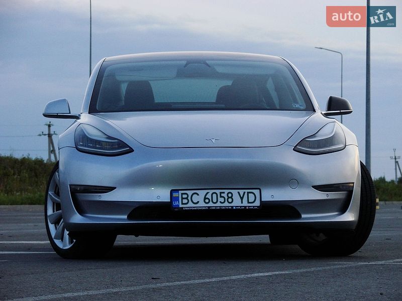 Седан Tesla Model 3 2018 в Львове