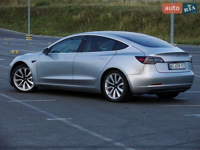Седан Tesla Model 3 2018 в Львове