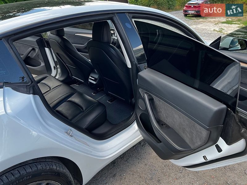Седан Tesla Model 3 2022 в Львові