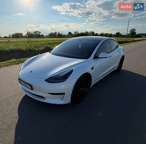 Седан Tesla Model 3 2021 в Самборе