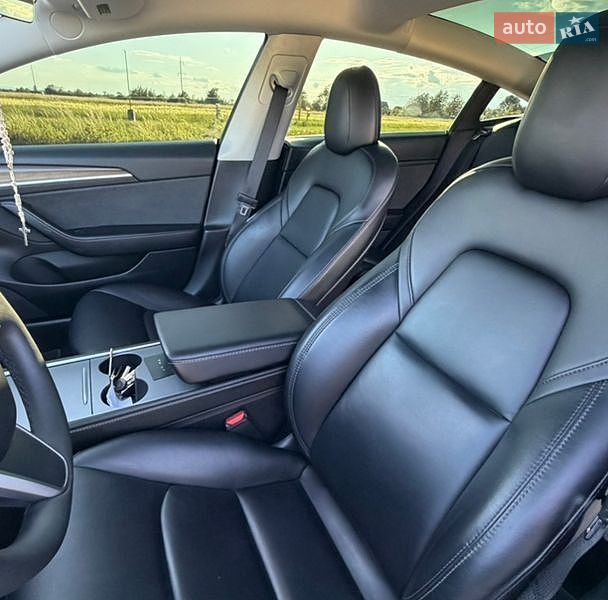 Седан Tesla Model 3 2021 в Самборе