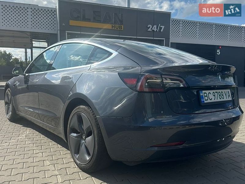Седан Tesla Model 3 2020 в Шептицькому