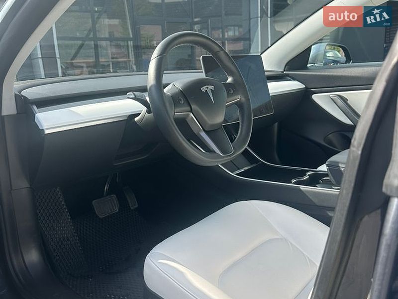Седан Tesla Model 3 2020 в Шептицькому