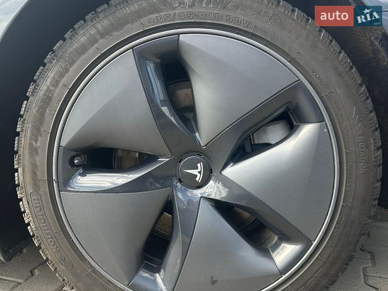 Седан Tesla Model 3 2020 в Шептицькому