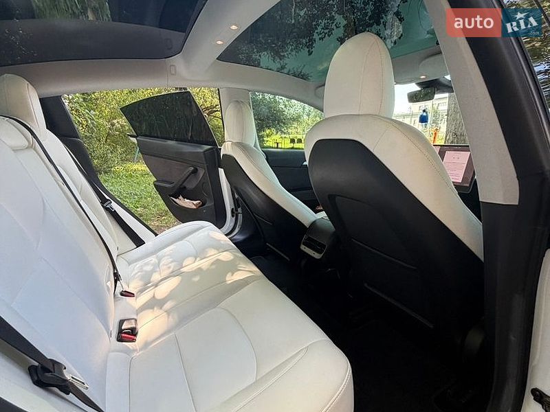 Седан Tesla Model 3 2021 в Львове