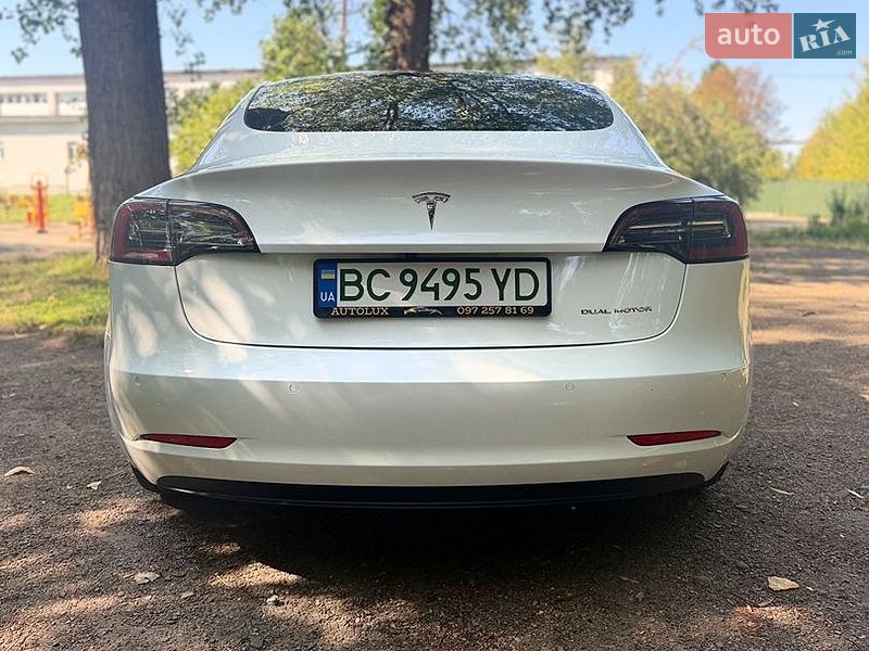 Седан Tesla Model 3 2021 в Львове