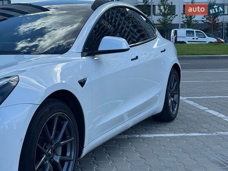 Седан Tesla Model 3 2021 в Киеве