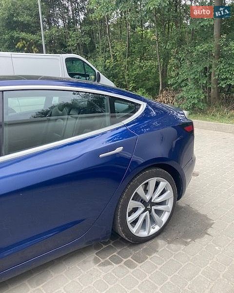 Седан Tesla Model 3 2018 в Львові