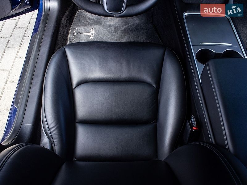 Седан Tesla Model 3 2020 в Львове