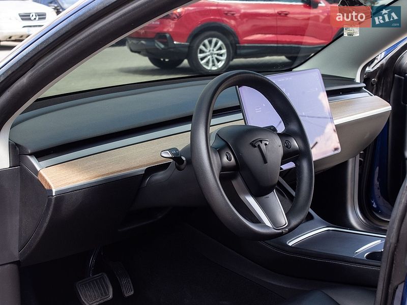 Седан Tesla Model 3 2020 в Львове