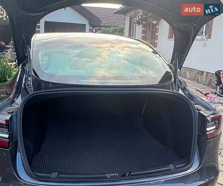 Седан Tesla Model 3 2018 в Коломиї